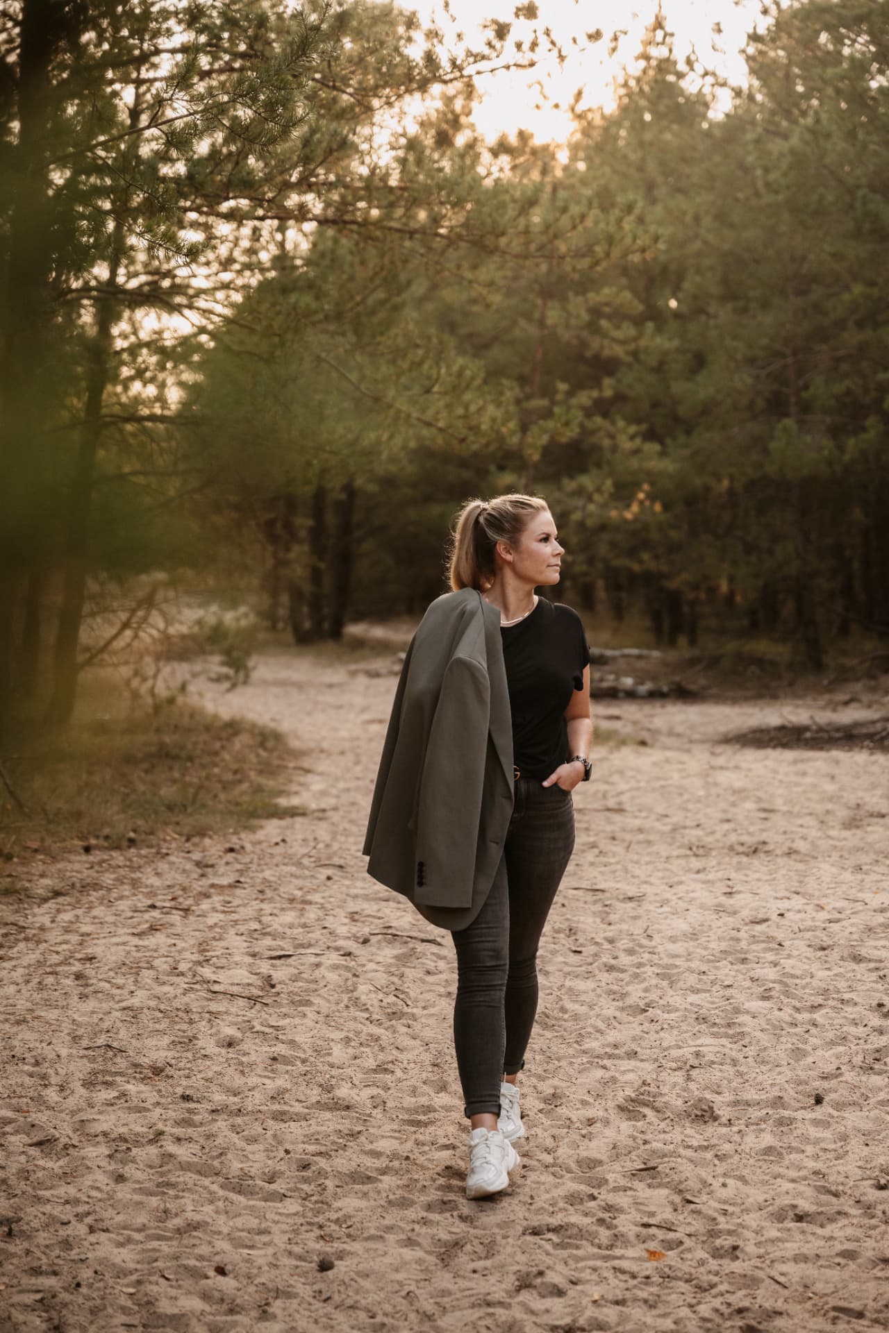 Nadine Wiewiorra bei einem Spaziergang im Wald