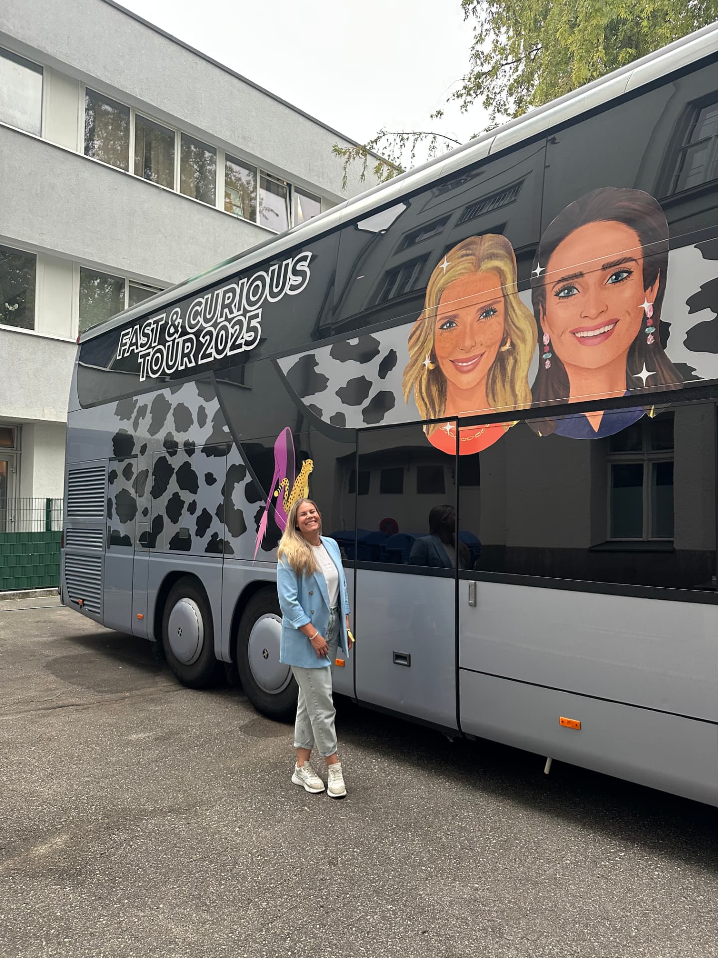 Nadine Wiewiorra vor dem Fast & Curious Tour-Bus 2025